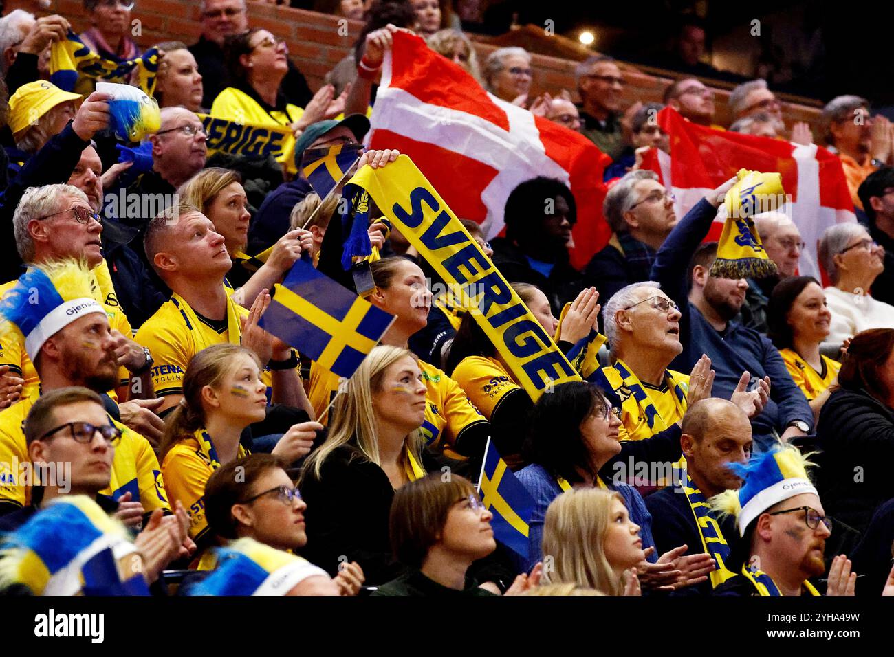 LINKÖPING, SCHWEDEN 20241110 schwedische und dänische Fans beim Handballspiel am Sonntag im EHF Euro Cup zwischen Schweden und Dänemark in der Saab Arena in Linkoping, Schweden, 10. November 2024. Foto: Stefan Jerrevång/TT/Code 60160 Credit: TT News Agency/Alamy Live News Stockfoto