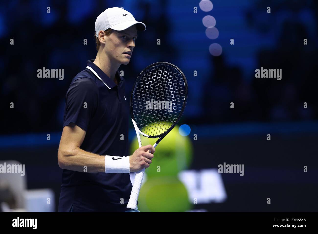Turin, Italien. November 2024. Jannik Sinner aus Italien das Round Robin-Einzelspiel zwischen Jannik Sinner aus Italien und Alex de Minaur aus Australien am ersten Tag des Nitto ATP World Tour Finals. Quelle: Marco Canoniero/Alamy Live News Stockfoto