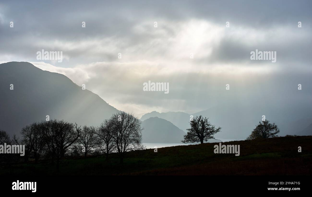 Blick auf Ullswater und Misty Mountains, Cumbria, Großbritannien Stockfoto