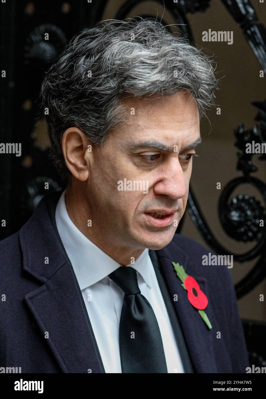 Downing Street, London, Großbritannien. November 2024. Ed Miliband, Secretary of State for Energy Security and Net Zero, Parlamentsabgeordnete Doncaster North Politiker, einschließlich ehemaliger Premierminister, werden auf dem Weg zur Gedenkfeier am Sonntag in Whitehall in Westminster durch die Downing Street laufen. Quelle: Imageplotter/Alamy Live News Stockfoto