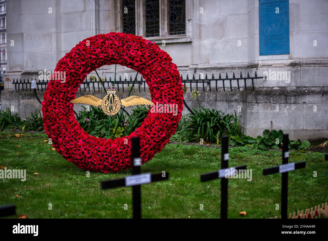 London, Großbritannien. November 2024. Ein großer Kranz mit Mohnblumen und Kreuzen wird während der Cenotaph Parade 2024 in der Westminster Abbey ausgestellt. Am Sonntag, den 10. November, fand der National Service of Remembrance im Cenotaph in Whitehall, London, statt. Ab 11:00 Uhr gedachte der Gottesdienst an den Beitrag der britischen und Commonwealth-Militär- und Zivilsoldaten und Frauen, die an den beiden Weltkriegen und späteren Konflikten beteiligt waren. (Credit Image: © Loredana Sangiuliano/SOPA Images via ZUMA Press Wire) NUR REDAKTIONELLE VERWENDUNG! Nicht für kommerzielle ZWECKE! Stockfoto