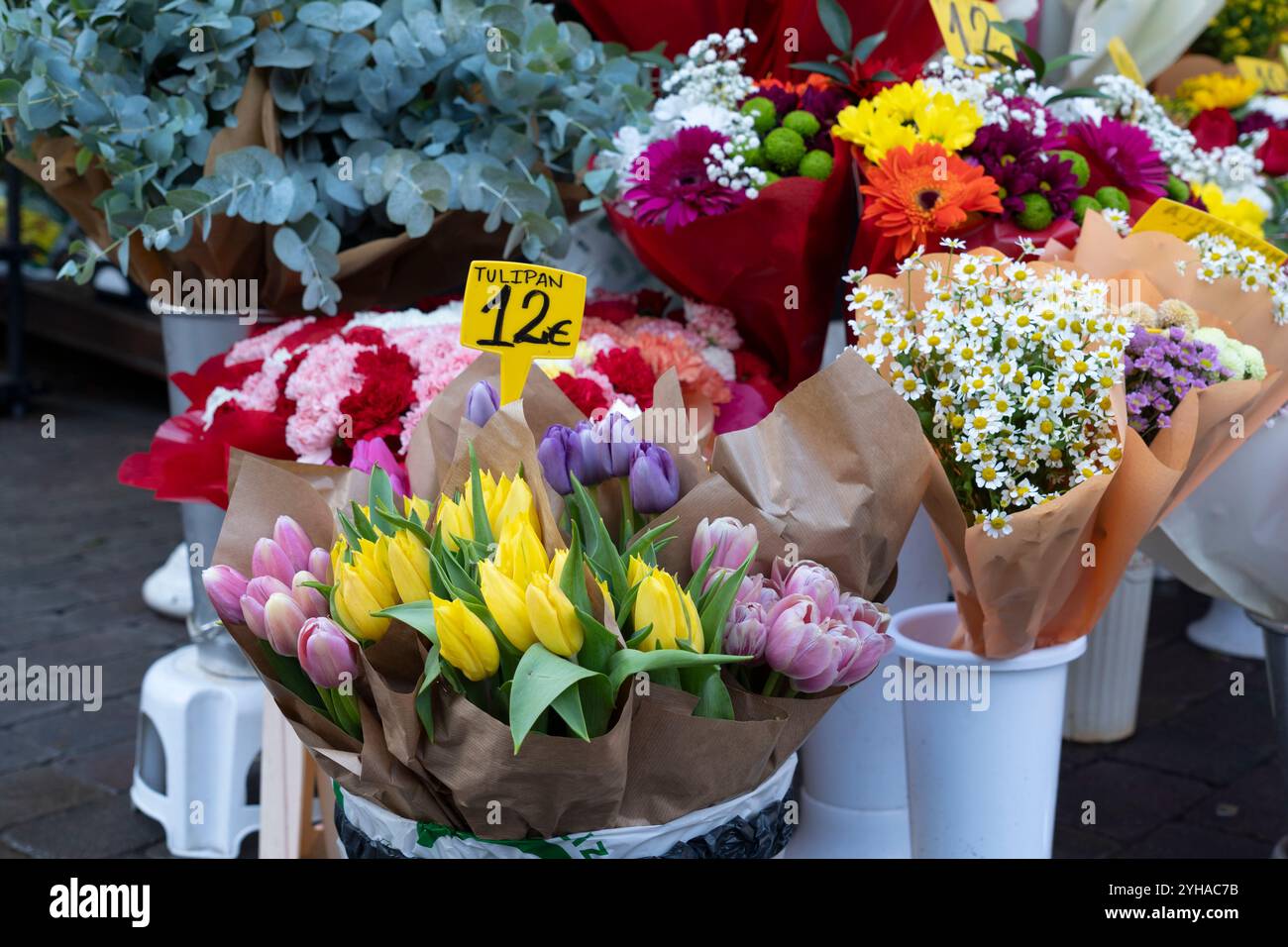 Bunte Blumensträuße zum Verkauf in der Plaza Tirso de Molina am Allerheiligen in Madrid, Spanien. Stockfoto