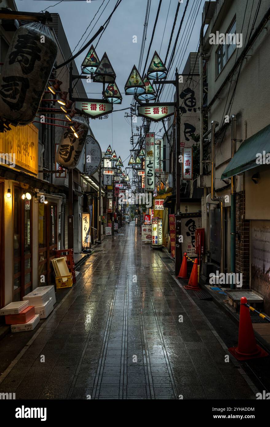 Nakano Broadway Restaurants und Geschäfte in Tokio, in der Abenddämmerung im Regen Stockfoto