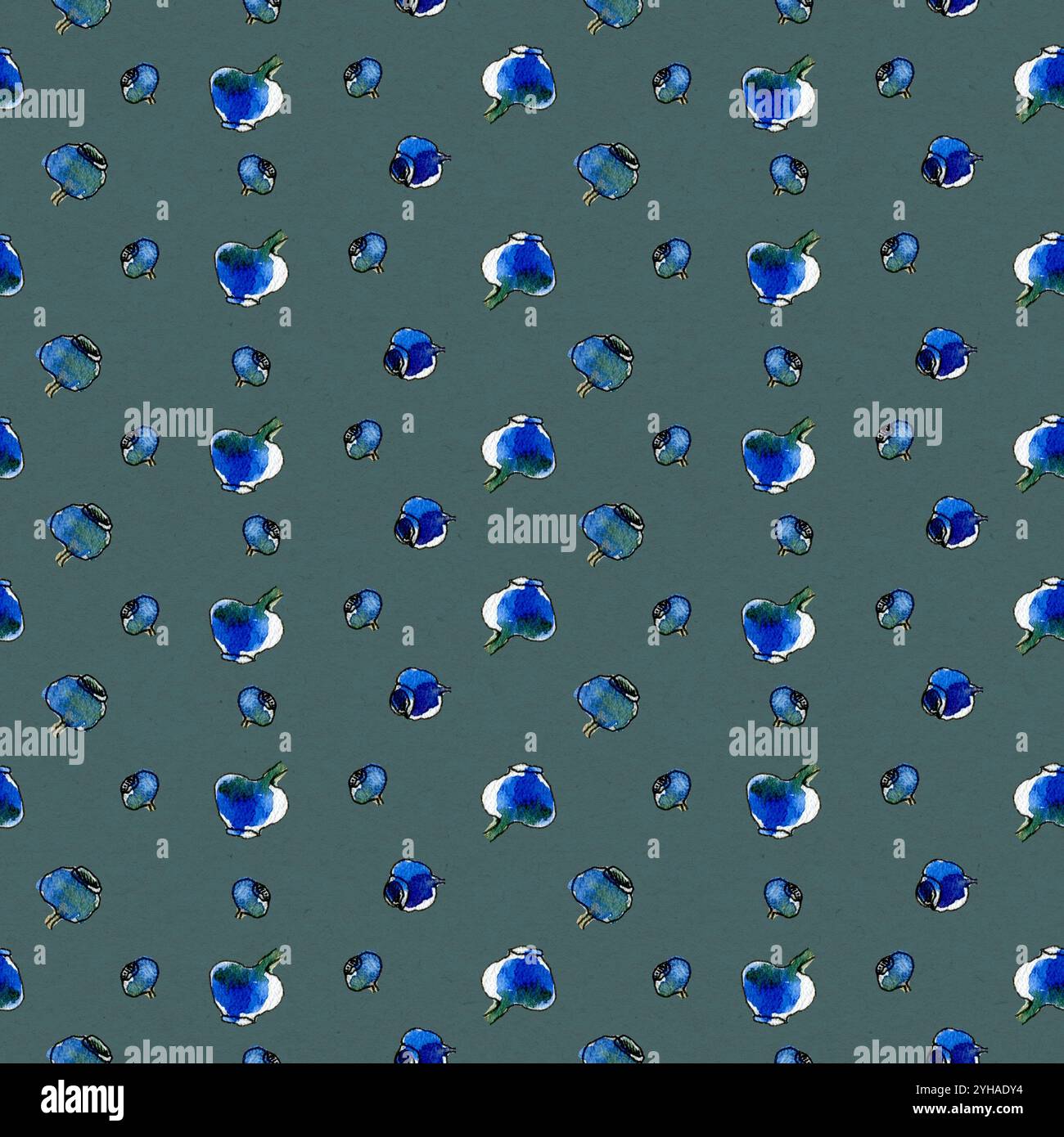 Handgezeichnetes nahtloses Aquarellmuster mit Blaubeeren auf graublauem Hintergrund. Punktstruktur. Einfaches Natiral-Ornament. Stockfoto