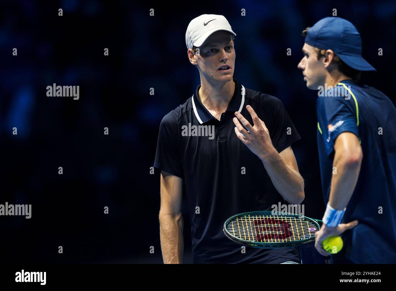 Turin, Italien. 10. November 2024. Jannik Sinner (L) aus Italien und Alex de Minaur aus Australien sprechen während ihres Runden-robin-Singles-Spiels am ersten Tag des Nitto ATP Finals. Jannik Sinner gewann das Spiel mit 6:3, 6:4. Quelle: Nicolò Campo/Alamy Live News Stockfoto