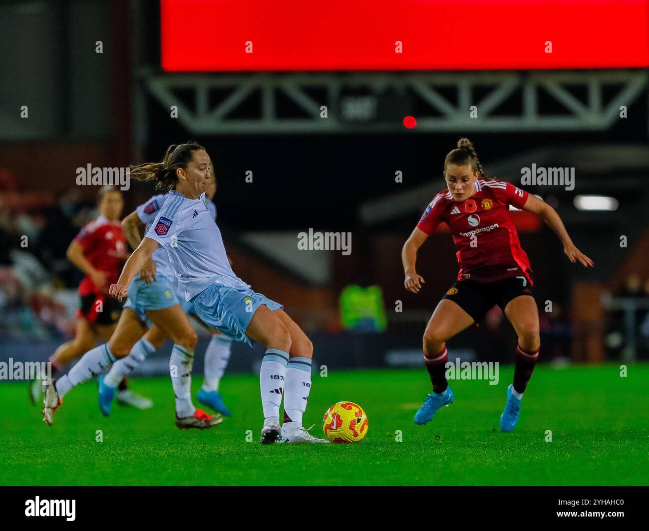 Leigh Sports Village Stadium, Großbritannien. November 2024. Ella Toone (7 Manchester United) versucht, den Ball während der Barclays Women Super League zwischen Manchester City und Tottenham im Etihad Stadium in Manchester zu verteidigen, am 8. November 2024 | Foto: Jayde Chamberlain/SPP. Jayde Chamberlain/SPP (Jayde Chamberlain/SPP) Credit: SPP Sport Press Photo. /Alamy Live News Stockfoto