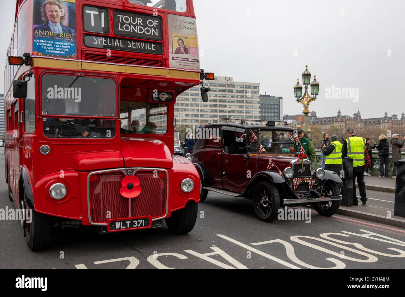 Ein Oldtimer-Londoner Bus neben einem Oldtimer-Londoner Taxi. Poppy Cabs wurde vor 15 Jahren von Londoner Taxifahrern gegründet und bietet Militärveteranen kostenlose Fahrten an, die am jährlichen Gedenktag-Service im Cenotaph in Westminster, London, teilnehmen. Inspiriert vom Poppy Appeal der Royal British Legion, wo rote Mohnabzeichen gegen Spenden ausgetauscht werden, organisieren sich diese engagierten Taxifahrer im Rahmen der „Poppy Cabs“-Initiative. Jedes Jahr bieten Fahrer kostenlose Fahrten zu Veteranen von den großen Bahnhöfen in ganz London an, um sicherzustellen, dass sie sicher und pünktlich zum Gedenken ankommen Stockfoto