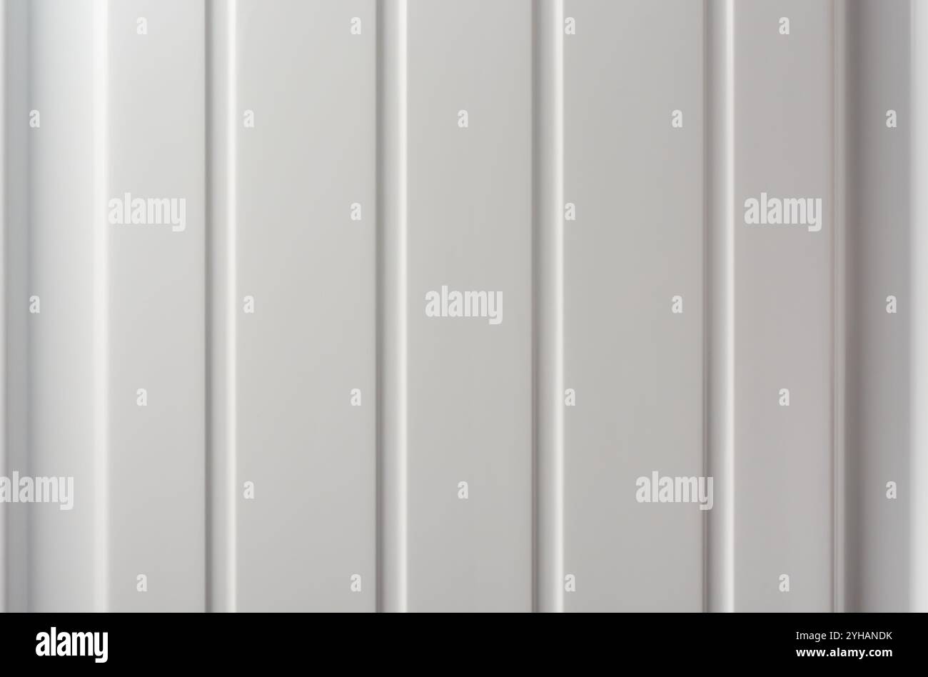 Weiße Oberfläche aus Kunststoff mit Muster aus vertikalen Linien Texturhintergrund, abstrakter Hintergrund für Grafikdesign Stockfoto