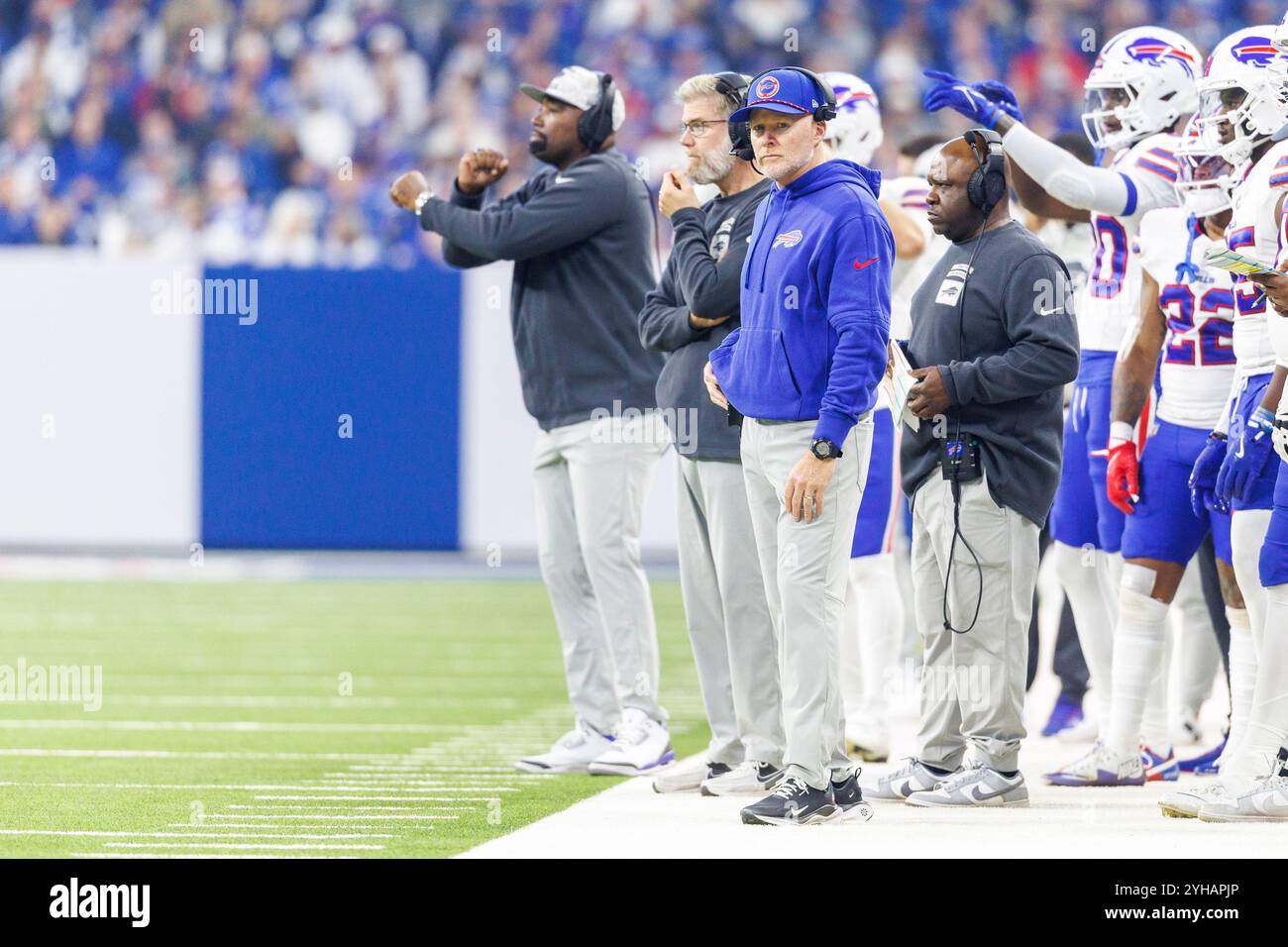 Indianapolis, Indiana, USA. November 2024. Buffalo Bills-Cheftrainer Sean McDermott stand am Rande während der NFL-Action gegen die Indianapolis Colts im Lucas Oil Stadium in Indianapolis, Indiana. John Mersits/CSM/Alamy Live News Stockfoto