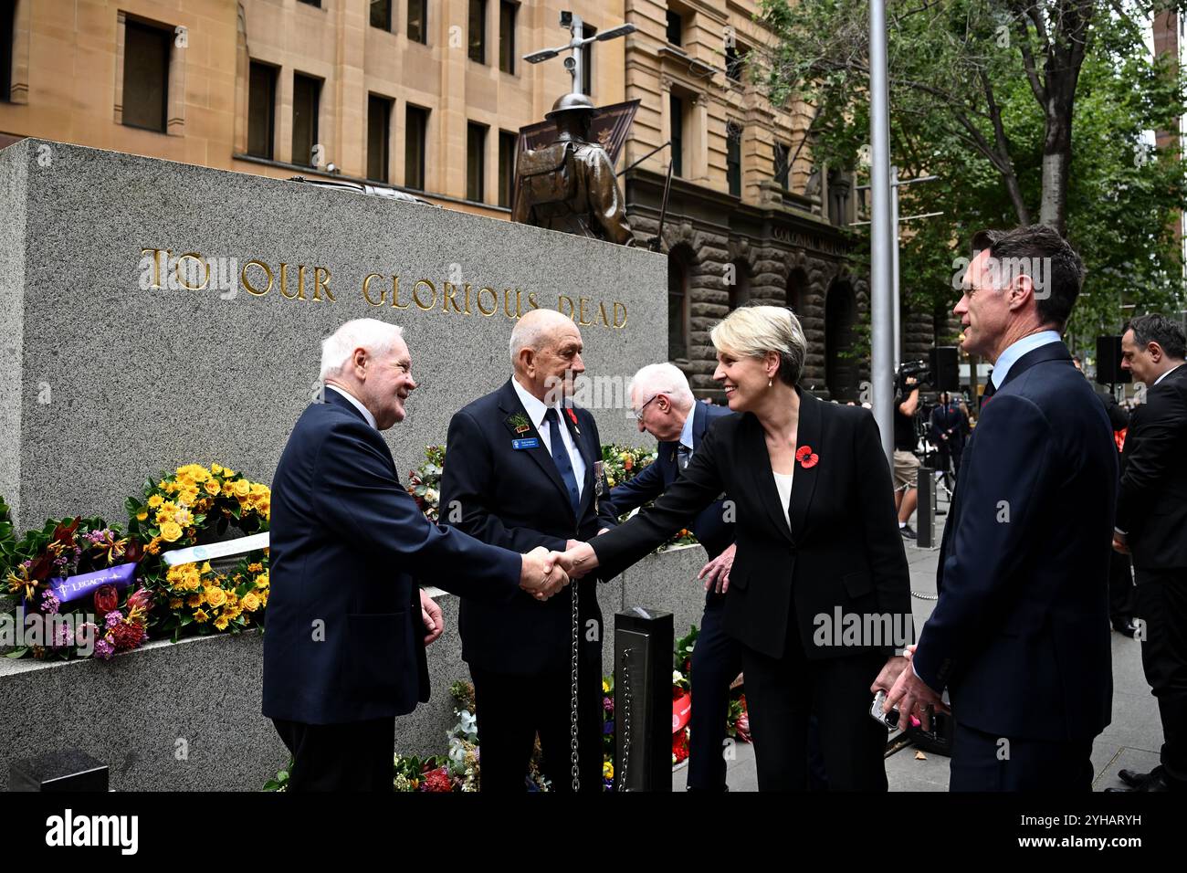 Sydney, Australien. November 2024. Bundesumweltministerin Tanya Plibersek (Mitte rechts) und NSW-Premier Chris Minns (ganz rechts) treffen sich nach einem Gedenktag am Montag, 11. November 2024 im Cenotaph in Sydney mit Veteranen. (AAP Image/Bianca de Marchi) KEIN ARCHIVIERUNGSGUTHABEN: Australian Associated Press/Alamy Live News Stockfoto