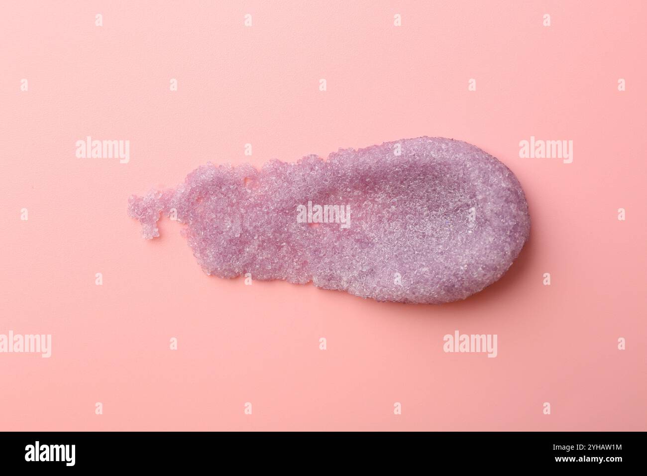 Abstriche von Körperpeeling auf hellrosa Hintergrund, Draufsicht Stockfoto