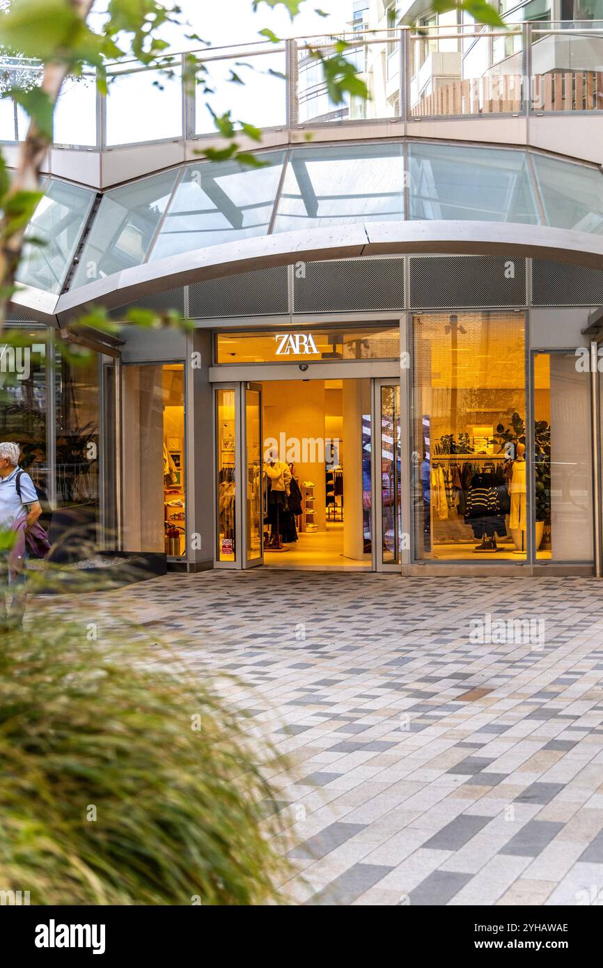 London, Großbritannien - 19. September 2024: Eingang und Schild für den Einzelhandel der Marke Zara im Ladenviertel Battersea. Stockfoto
