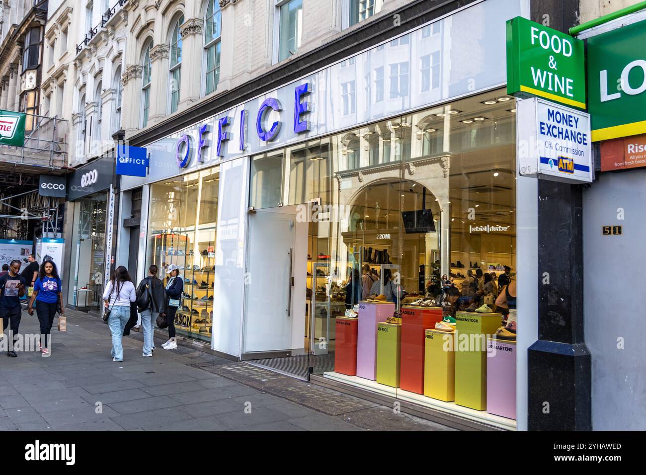 London, Großbritannien, 19. September 2024: Lebhafte Oxford Street mit Schuhgeschäft im Büro. Stockfoto