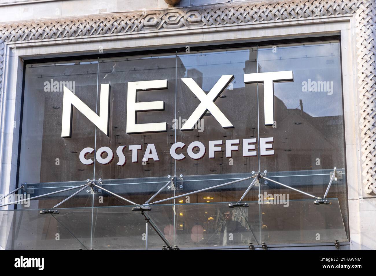 London, Großbritannien - 19. September 2024: NÄCHSTE Costa Coffee Storefront mit eleganter Gebäudefassade. Stockfoto