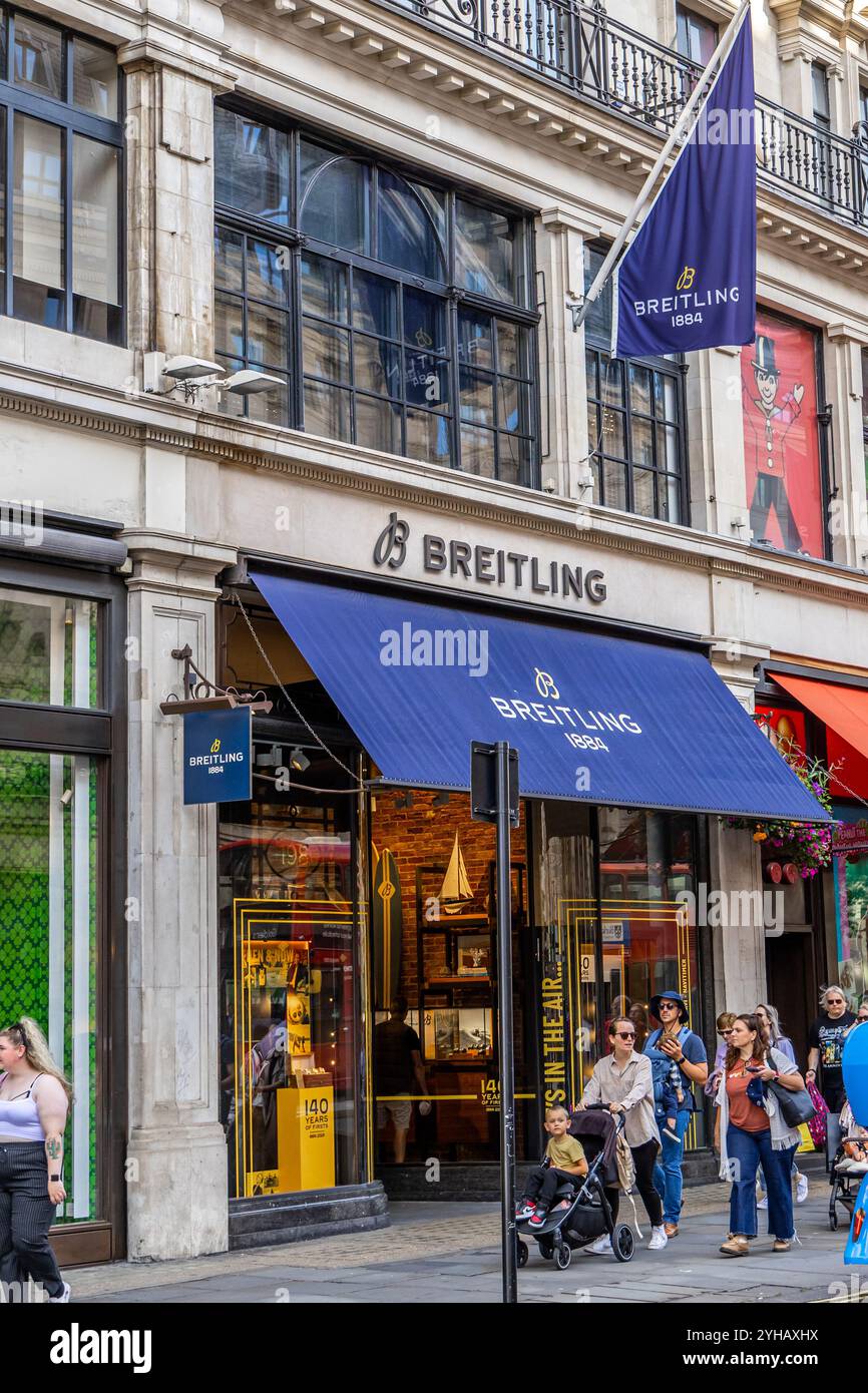 London, Großbritannien – 19. September 2024: Luxusuhren im Breitling Storefront im urbanen Einkaufsviertel. Stockfoto