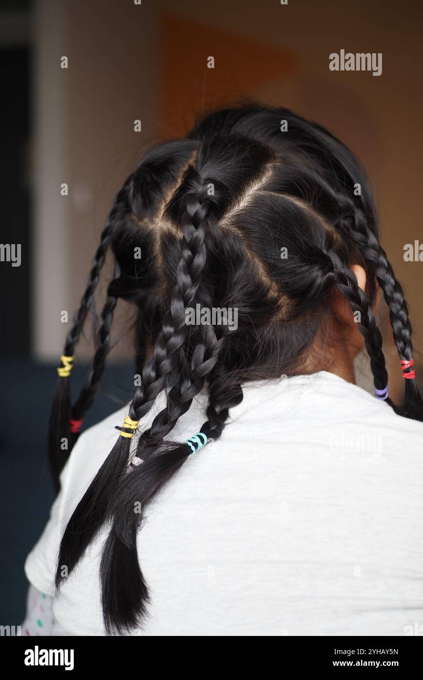 Hier sind einige stylische geflochtene Frisuren, die perfekt für Kinder sind und für alle Anlässe geeignet sind Stockfoto