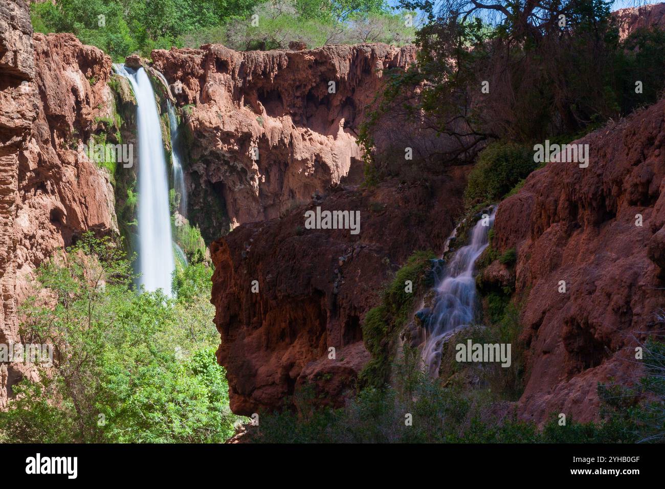 Ein kleinerer Wasserfall, der vor den Mooney Falls im Supai Canyon strömt. Havasupai Reservation, Arizona Stockfoto