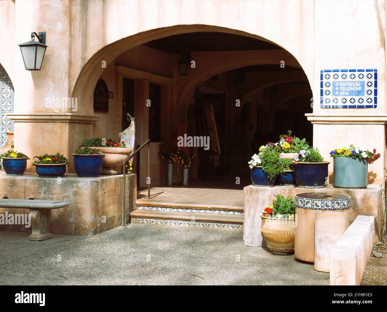 Bogenförmiger Eingang zum Tlaquepaque Village Arts and Gallery Center, Sedona, Arizona. Stockfoto