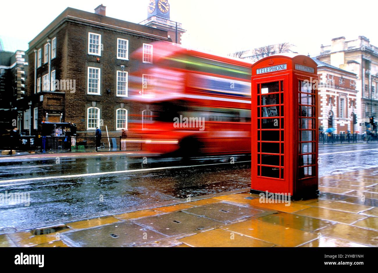 Der Londoner Bus fährt an einer Telefonzelle vorbei, London, England Stockfoto