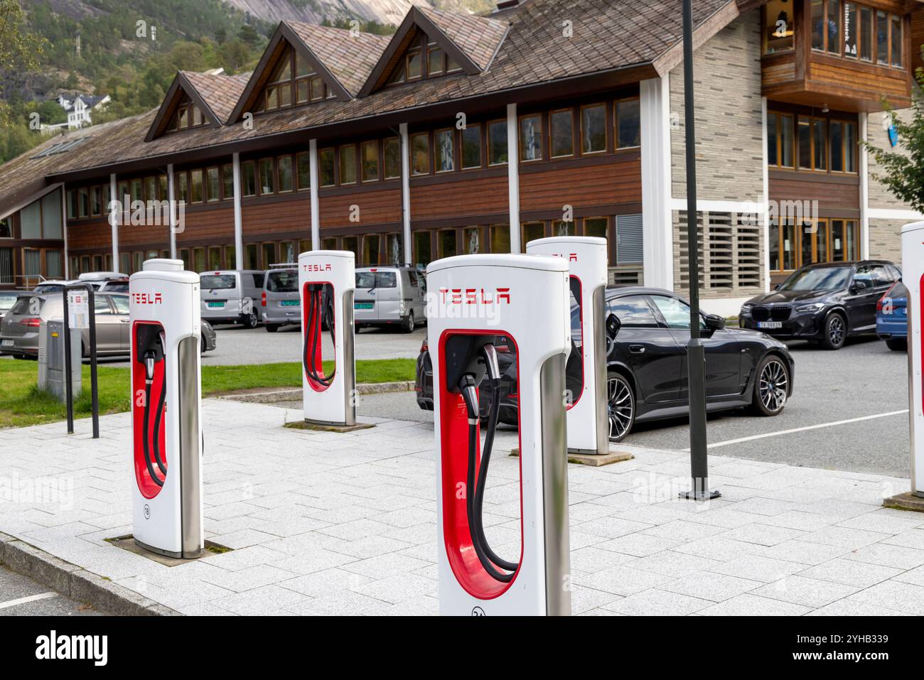 Bank of Tesla Supercharger im Dorfzentrum von Eidfjord produzieren diese Superlader bis zu 150 kW beim Laden von Fahrzeugen, Westnorwegen, Europa 2024 Stockfoto