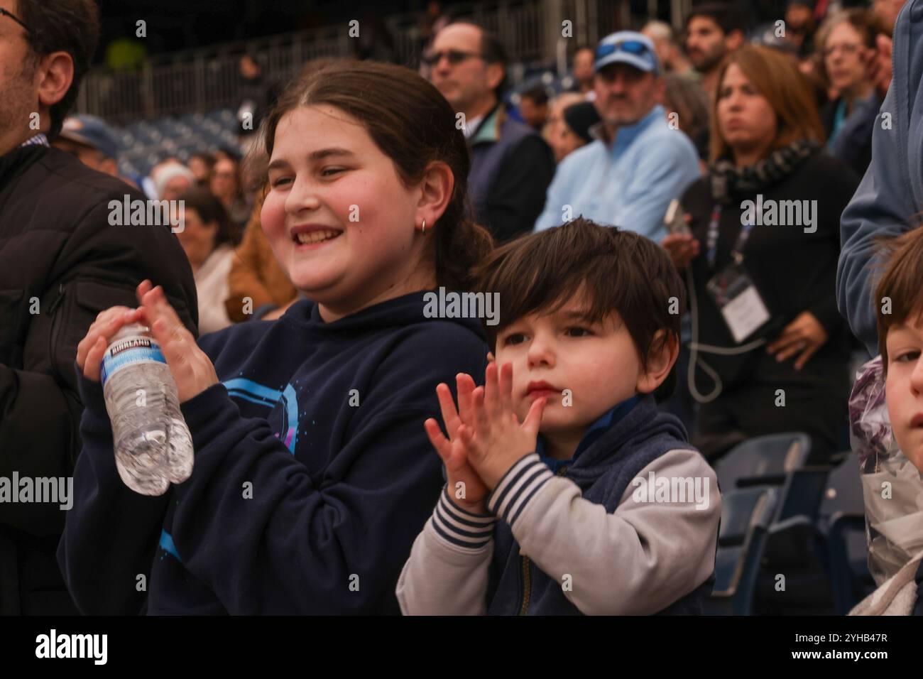 Washington, USA. November 2024. Tausende versammelten sich am 10. November 2024 im Nationalparkstadion, um für Israel, für die Geiseln und gegen den Antisemitismus, zu stehen. USA. Es gab Dankbarkeit für Amerika, die militärischen und bürgerlichen Partner und Verbündeten der USA. Diese Veranstaltung wurde durchgeführt, um die jüdische Einheit unter den 101 Geiseln zu stärken, die noch immer in Gaza gefangen sind, und in Erwartung der Trump-Regierung. (Foto: Robyn Stevens Brody/SIPA USA) Credit: SIPA USA/Alamy Live News Stockfoto