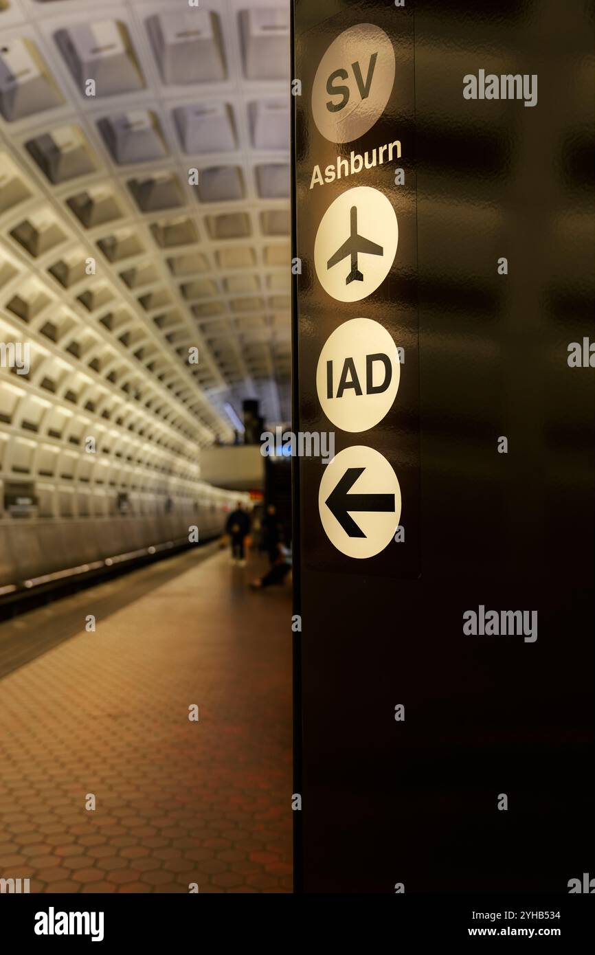 Washington D.C., USA, Eastern Market Metrostation brutalistischer Architekturstil mit Schild mit dem Zug zum Flughafen Dulles. Stockfoto