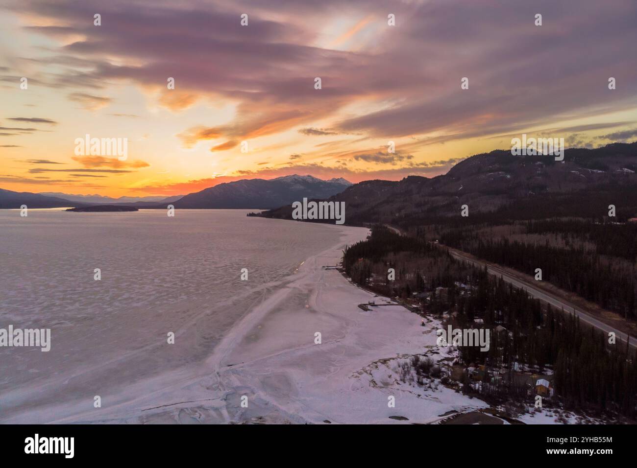 Das Quellwasser zum Yukon River, Marsh Lake, wurde zu Beginn des Winters mit der Drohne aufgenommen, als der See begann zu frieren. Kanadische Winterlandschaften. Stockfoto