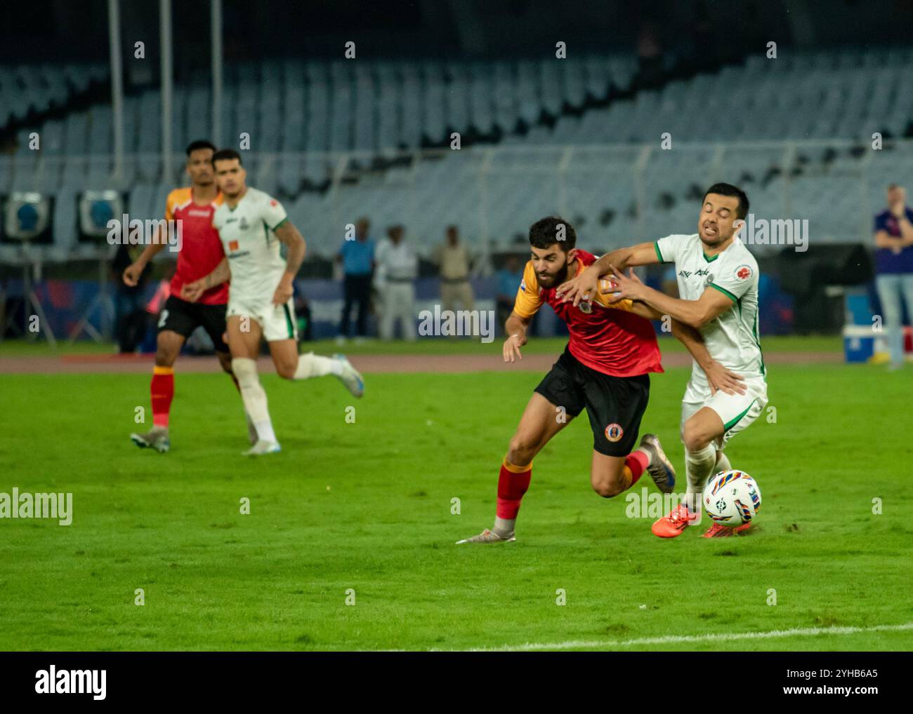 Kalkutta, Indien. November 2024. Der East Bengal FC spielt am 9. November 2024 im Salt Lake Stadium in Kalkutta (Indien) in der Indian Super League 2024-25 gegen Mohammedan SC. Die Spieler des East Bengal FC zeigten einen positiven und kämpferischen Geist, nachdem sie innerhalb von 30 Minuten nach dem Spiel durch eine kontroverse Entscheidung des Schiedsrichters auf 9 Männer zurückgingen und es schafften, die gegnerischen MSC-Spieler bis zum Ende des Spiels zu behalten. (Foto: Amlan Biswas/Pacific Press/SIPA USA) Credit: SIPA USA/Alamy Live News Stockfoto