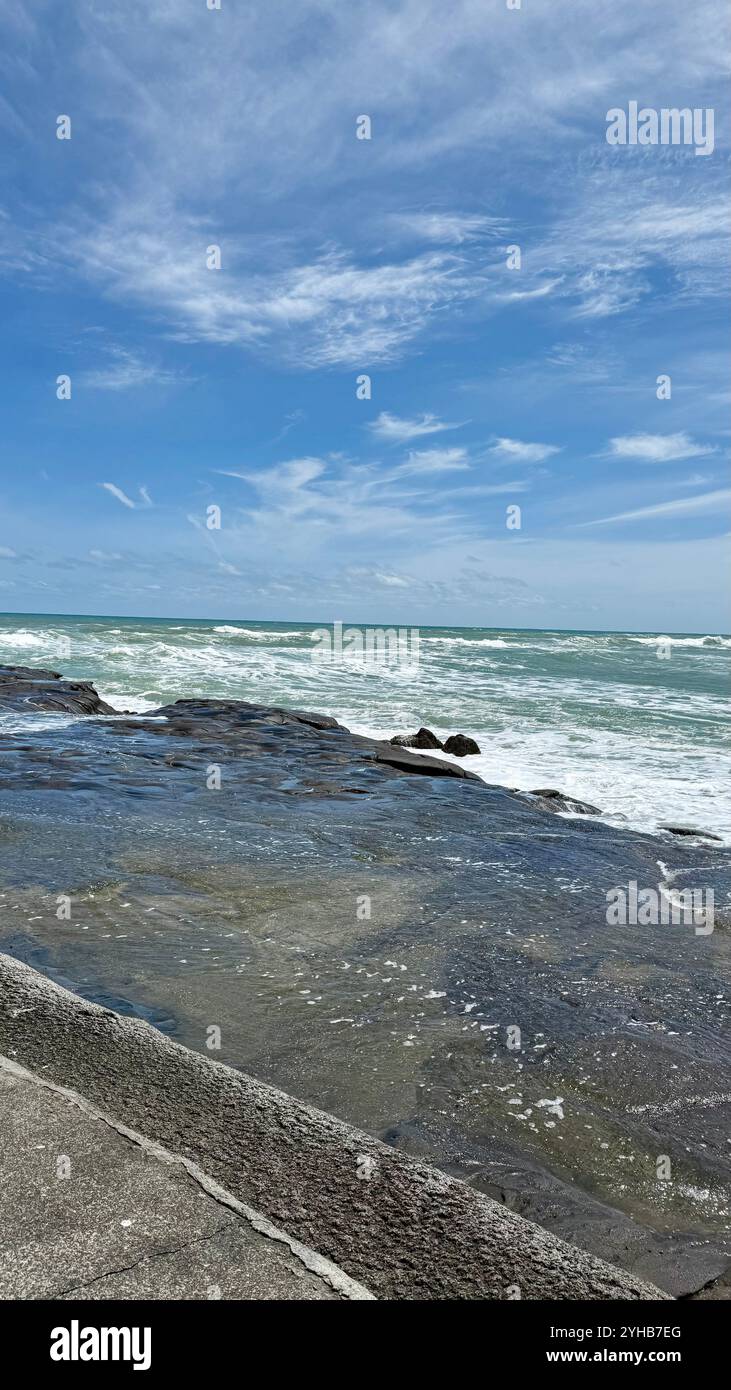 Felsige Küste mit großen Wellen (Muriwai) - Smartphone-aufgenommenes Stockfoto
