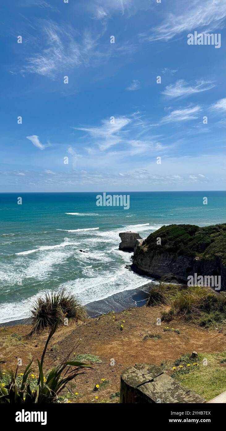 Felsige Küste mit großen Wellen (Muriwai) - Smartphone-aufgenommenes Stockfoto
