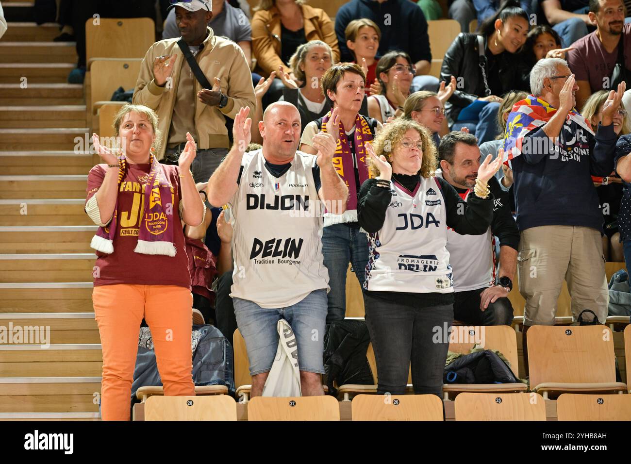 Monaco, Monaco. November 2024. Dijon-Fans werden während der Basketball-Meisterschaft zwischen AS Monaco und JDA Dijon Basket in der Gaston Medecin Hall gesehen. Ergebnis: AS Monaco 76 - 74 JDA Dijon Basket (Foto: Laurent Coust/SOPA Images/SIPA USA) Credit: SIPA USA/Alamy Live News Stockfoto