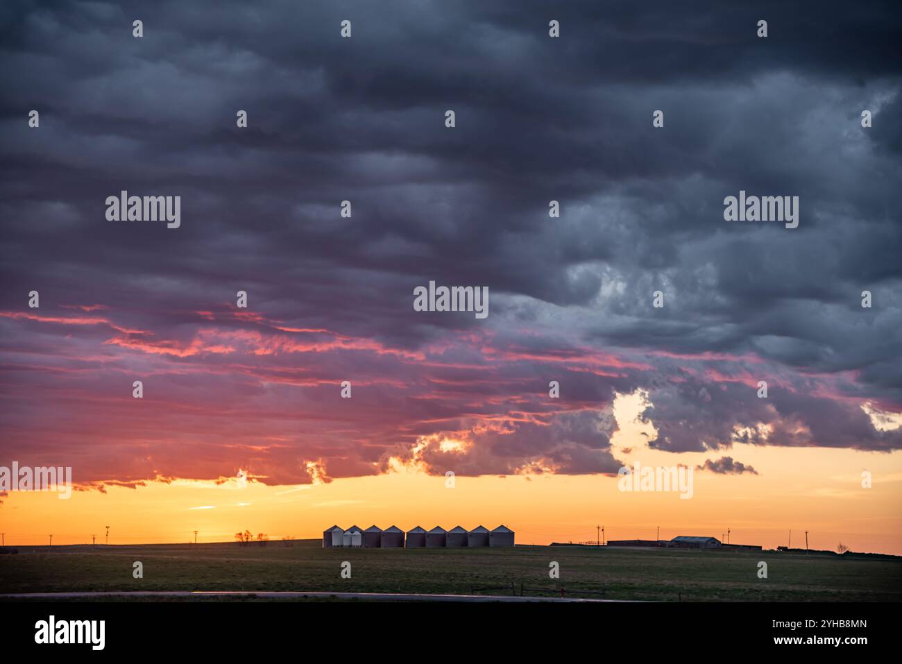 Sunset Sky Ersatz für Photoshop, lightroom Edit. Farbiger Himmel in einzigartiger Kulisse für Hintergrundaufnahmen in Wyoming, USA Stockfoto