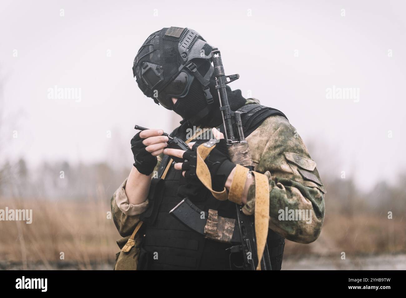 Ein Soldat der Spezialkräfte trägt eine Uniform. Vorbereitung auf den Kampf. Militärische Übungen. Kriegsbegriff und militärische Antiterrorübungen. Stockfoto