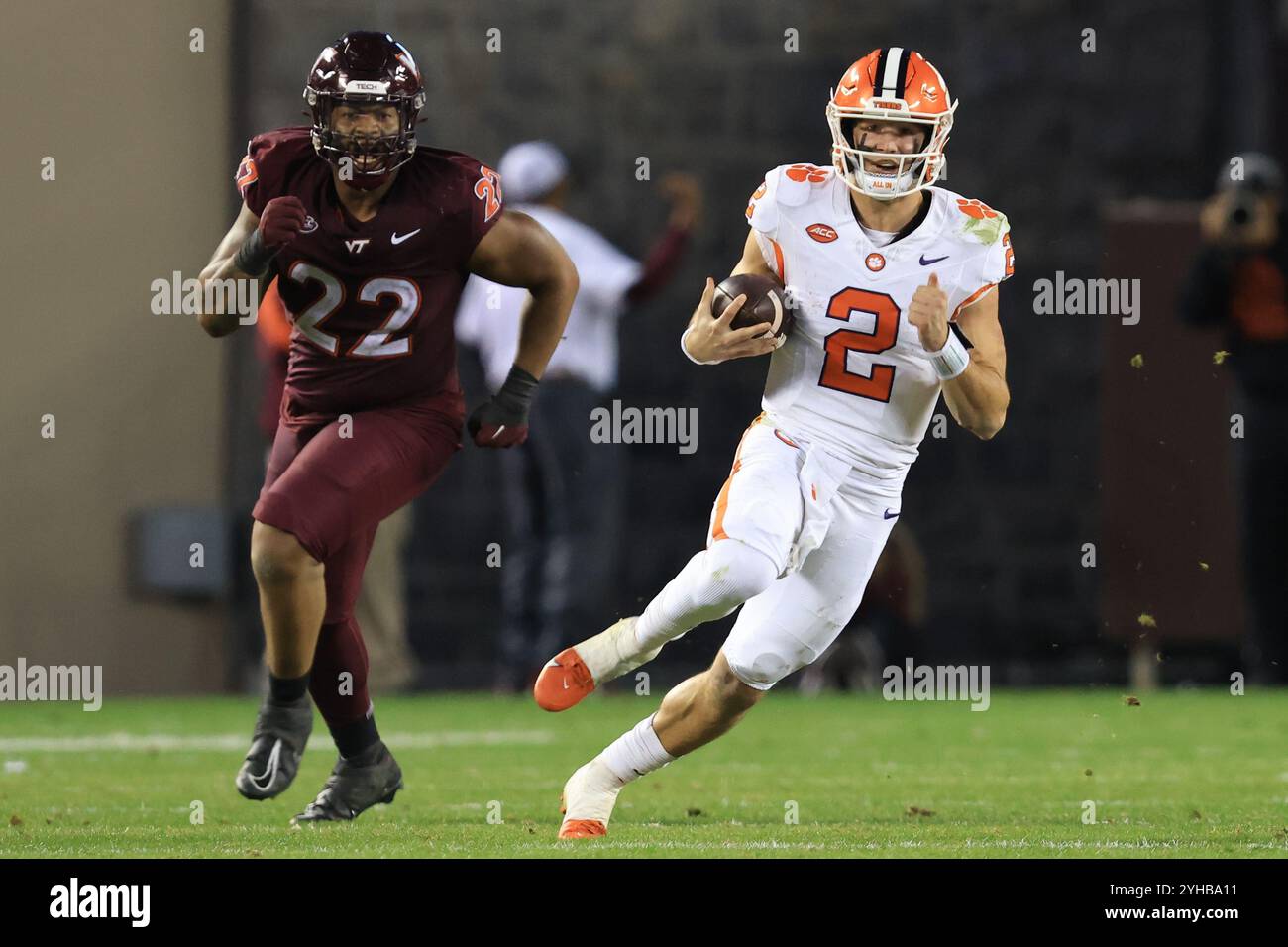 9. November 2024: Cade Klubnik, Quarterback der Clemson Tigers, trägt den Ball während des NCAA-Fußballspiels zwischen den Clemson Tigers und den Virgin Stockfoto