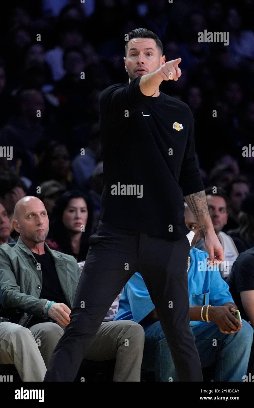 Los Angeles Lakers head coach JJ Redick instructs his team during the second half of an NBA basketball game against the Toronto Raptors, Sunday, Nov. 10, 2024, in Los Angeles. (AP Photo/Marcio Jose Sanchez) Stockfoto