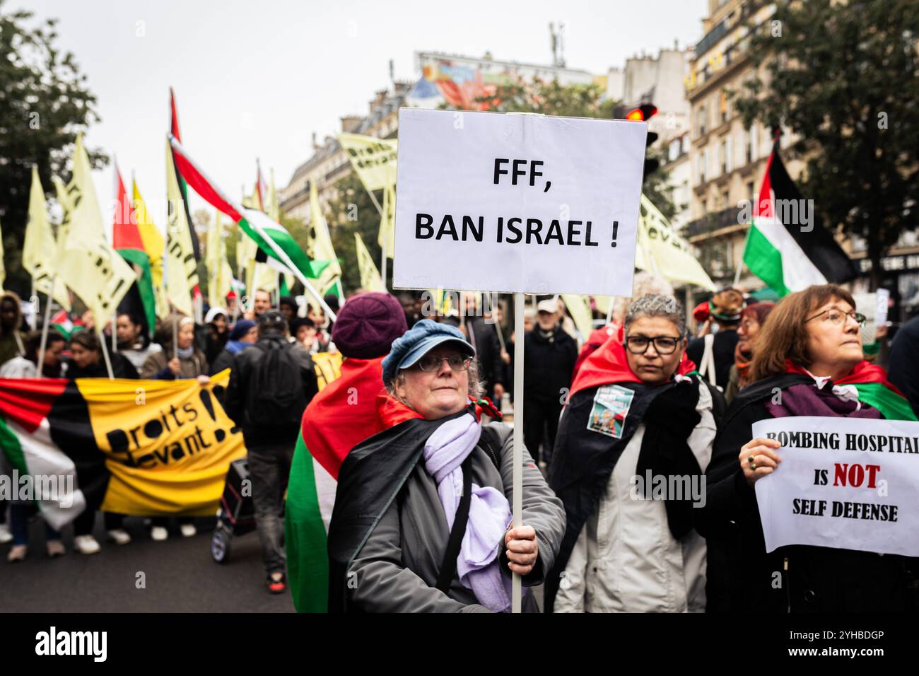 Paris, Frankreich. November 2024. Während der propalästinensischen Demonstration hält ein Demonstrant ein Plakat mit der Aufschrift "französischer Fußballverband (FFF) verbietet Israel". Hunderte Demonstranten marschierten vom Place de la Republique zum Place de Bastille in Paris, um gegen die israelische Invasion in Palästina und im Libanon zu protestieren und einen sofortigen Waffenstillstand zu fordern. (Foto: Telmo Pinto/SOPA Images/SIPA USA) Credit: SIPA USA/Alamy Live News Stockfoto