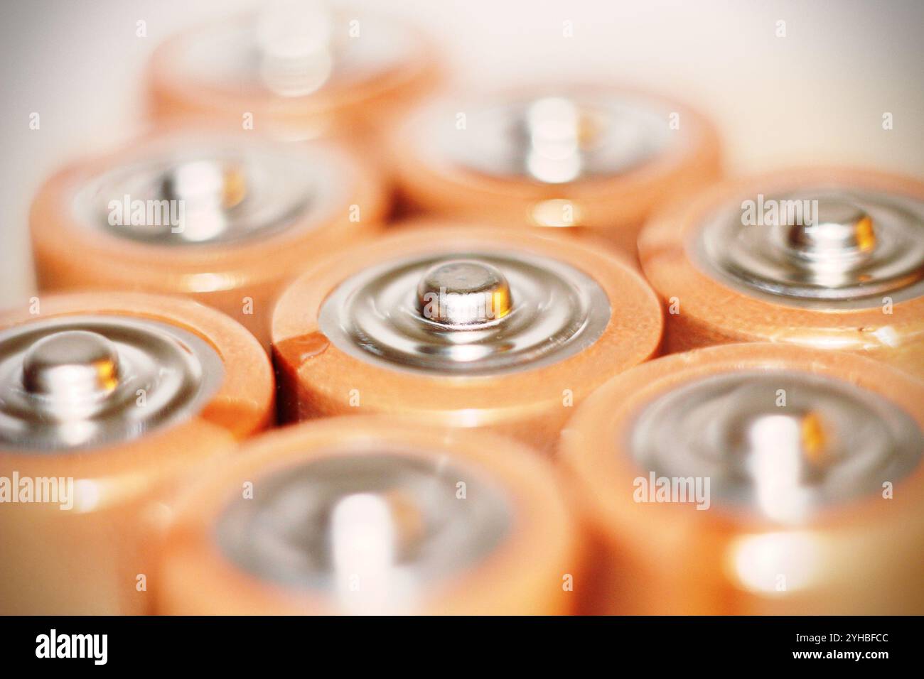 Nahaufnahme von positiven Enden entladener Batterien in verschiedenen Größen und Formaten, selektiver Fokus. Gebrauchte Batterie zum Recycling. Gefährliche Müllkonce Stockfoto