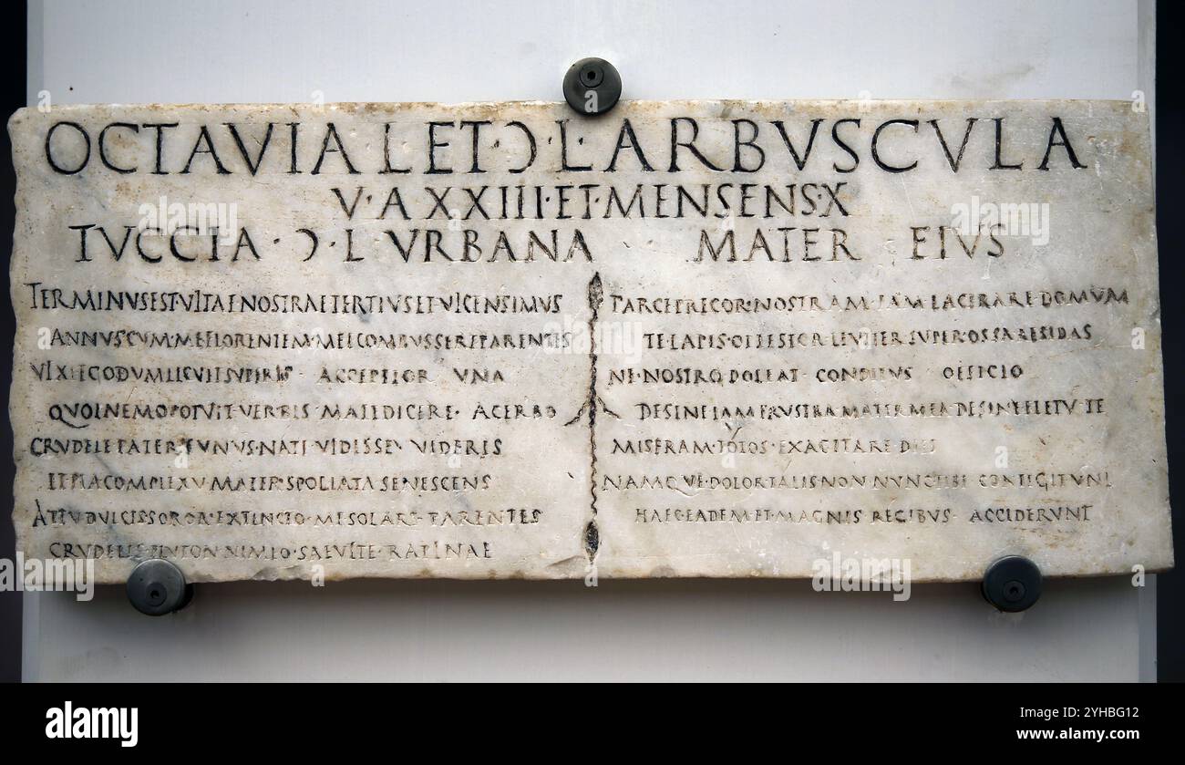 Grabplatte von Tuccia Urbana ihrer Tochter Octavia arbuscula gewidmet, die mit 23 Jahren und 10 Falter tot ist. Rom. 1. Jahrhundert n. Chr. Nationales Römisches Museum Stockfoto