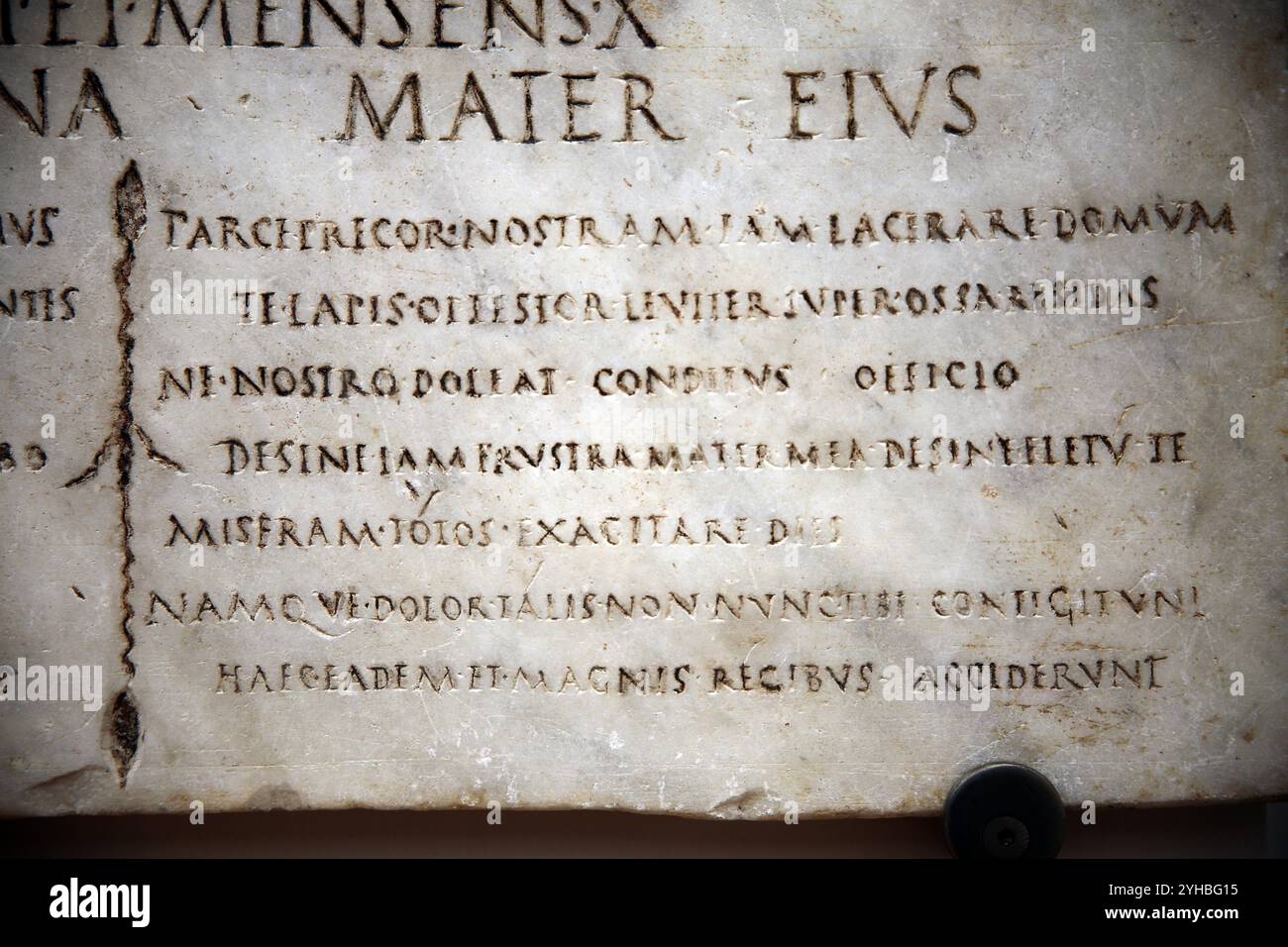 Grabplatte von Tuccia Urbana ihrer Tochter Octavia arbuscula gewidmet, die mit 23 Jahren und 10 Falter tot ist. Rom. 1. Jahrhundert n. Chr. Nationales Römisches Museum Stockfoto