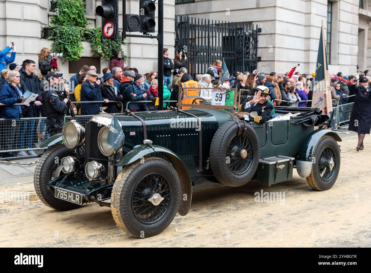 Azad Ayub mit einem Bentley Forty Special Oldtimer bei der Lord Mayor's Show Parade 2024 in London, Großbritannien. Historisches, traditionelles Ereignis. Stockfoto