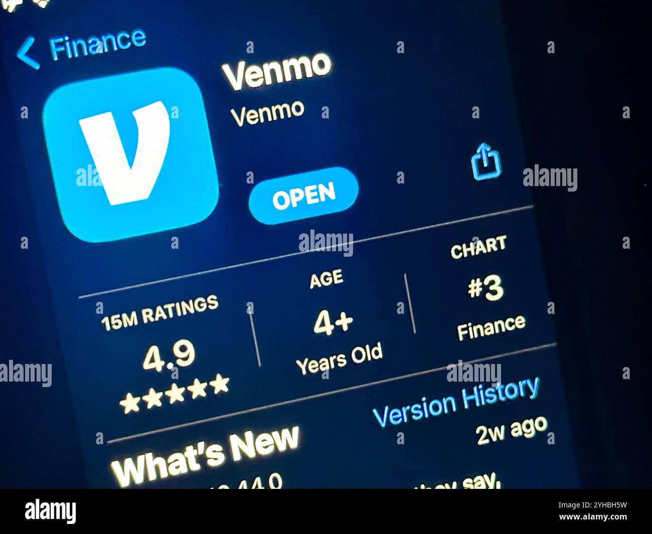 11. November 2024, Vereinigte Staaten von Amerika: Venmo. Venmo, eine Tochtergesellschaft von PayPal Holdings, Inc., ist ein US-amerikanischer mobiler Zahlungsdienst, der es Benutzern ermöglicht, Geld untereinander zu überweisen. Das Unternehmen ist in der Finanztechnologiebranche tätig und hat seinen Hauptsitz in New York City, New York. Dan Schulman ist CEO von PayPal. Der Aktienticker von PayPal lautet PYPL. Zu den Kernprodukten gehören Peer-to-Peer-Zahlungen, Zahlungen an Händler und Social Feed-Funktionen. Venmo ist bekannt für seine soziale Komponente und Benutzerfreundlichkeit. Stockfoto