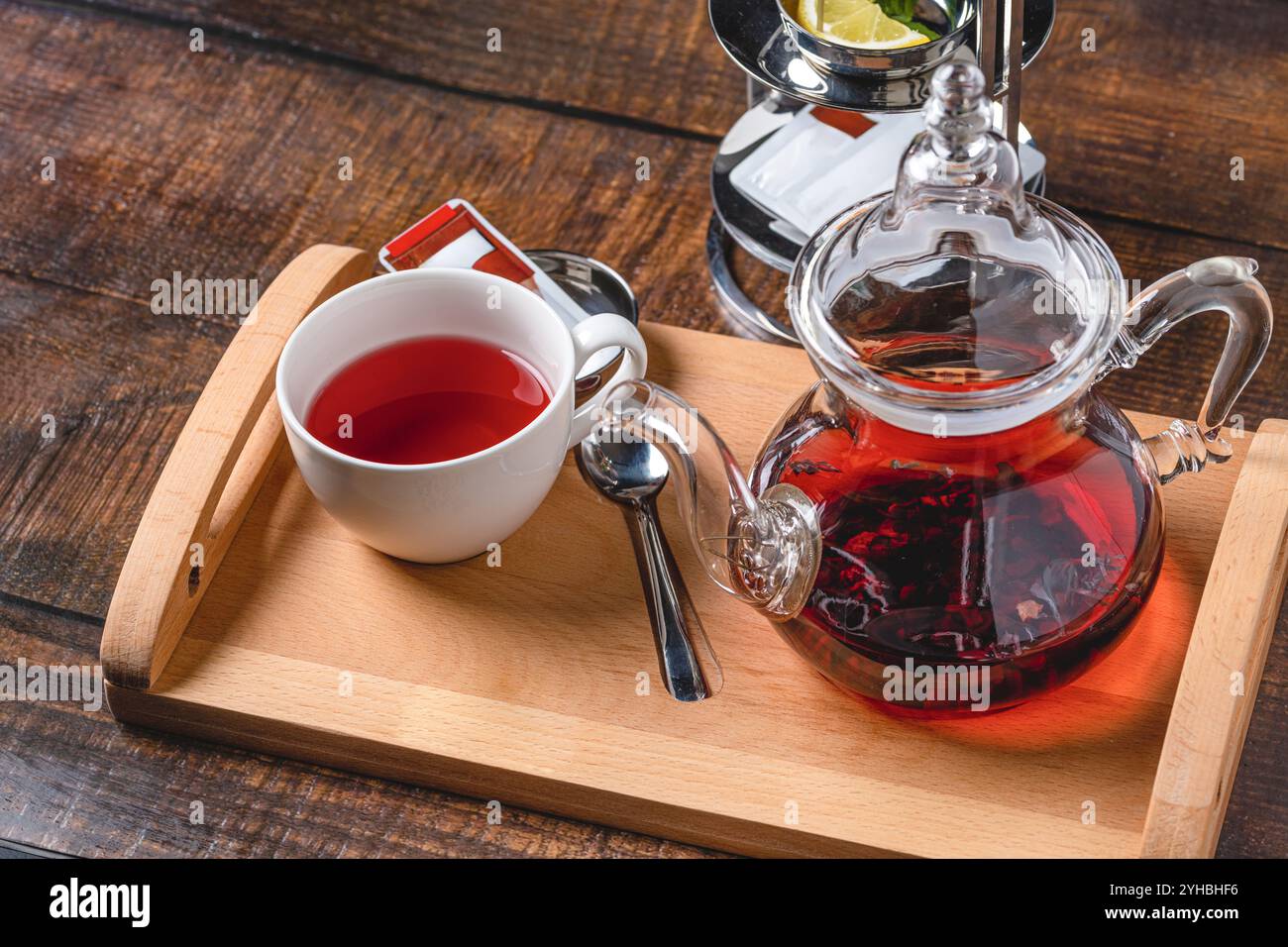 Gesunder Kräutertee aus roten Kräutern und Früchten in einer weißen Porzellanschale gebrüht Stockfoto