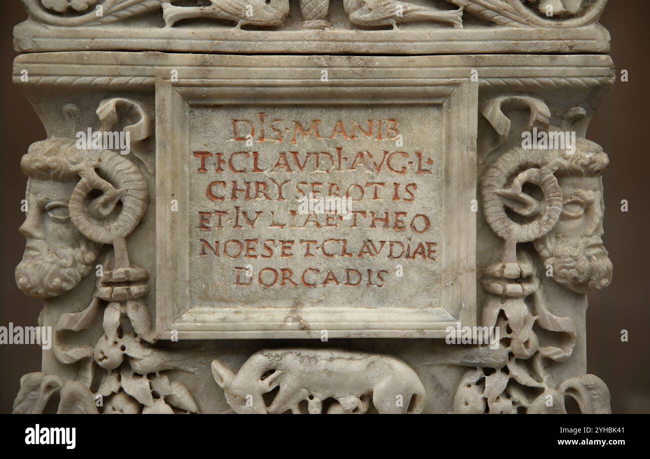 Römische Urne von Tiberius Claudius Chryseuros, Iulia Theonos und Claudia Dorcas. Dekoriert mit Gott Ammon, Wolf mit Zwillingen, Adler. Rom. 1.-2. ce Stockfoto