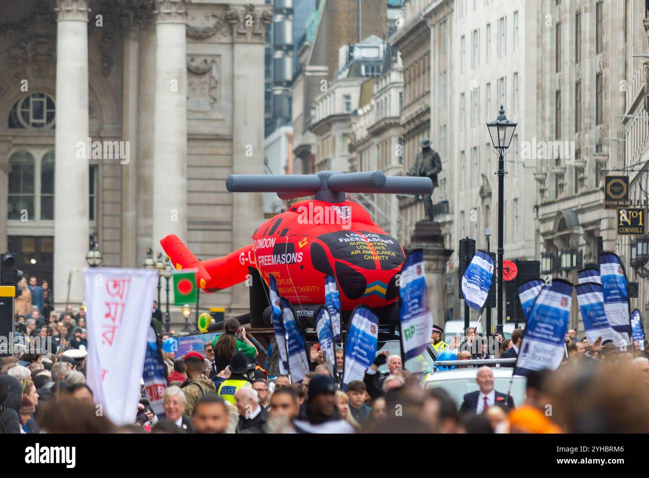 London Freemasons unterstützen die Londoner Air Ambulance-Wohltätigkeitsorganisation bei der Lord Mayor's Show Parade 2024 in der City of London, Großbritannien Stockfoto