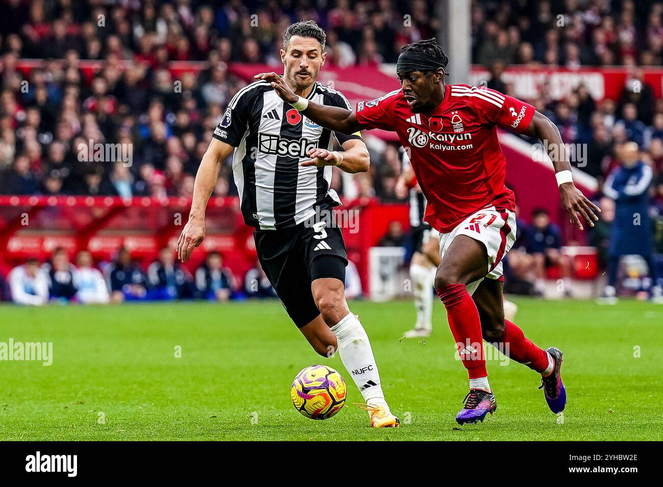 NOTTINGHAM, ENGLAND – 10. NOVEMBER: Fabian Schar von Newcastle United FC fordert Anthony Elanga von Nottingham Forest FC während des Premier League-Spiels zwischen Nottingham Forest FC und Newcastle United FC am 10. November 2024 in Nottingham, England, heraus. (Foto: Rene Nijhuis/MB Media) Stockfoto