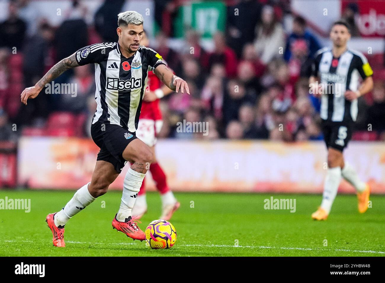 NOTTINGHAM, ENGLAND – 10. NOVEMBER: Bruno Guimaraes von Newcastle United FC dribbelt mit dem Ball während des Premier League-Spiels zwischen Nottingham Forest FC und Newcastle United FC am 10. November 2024 auf dem City Ground in Nottingham, England. (Foto: Rene Nijhuis/MB Media) Stockfoto