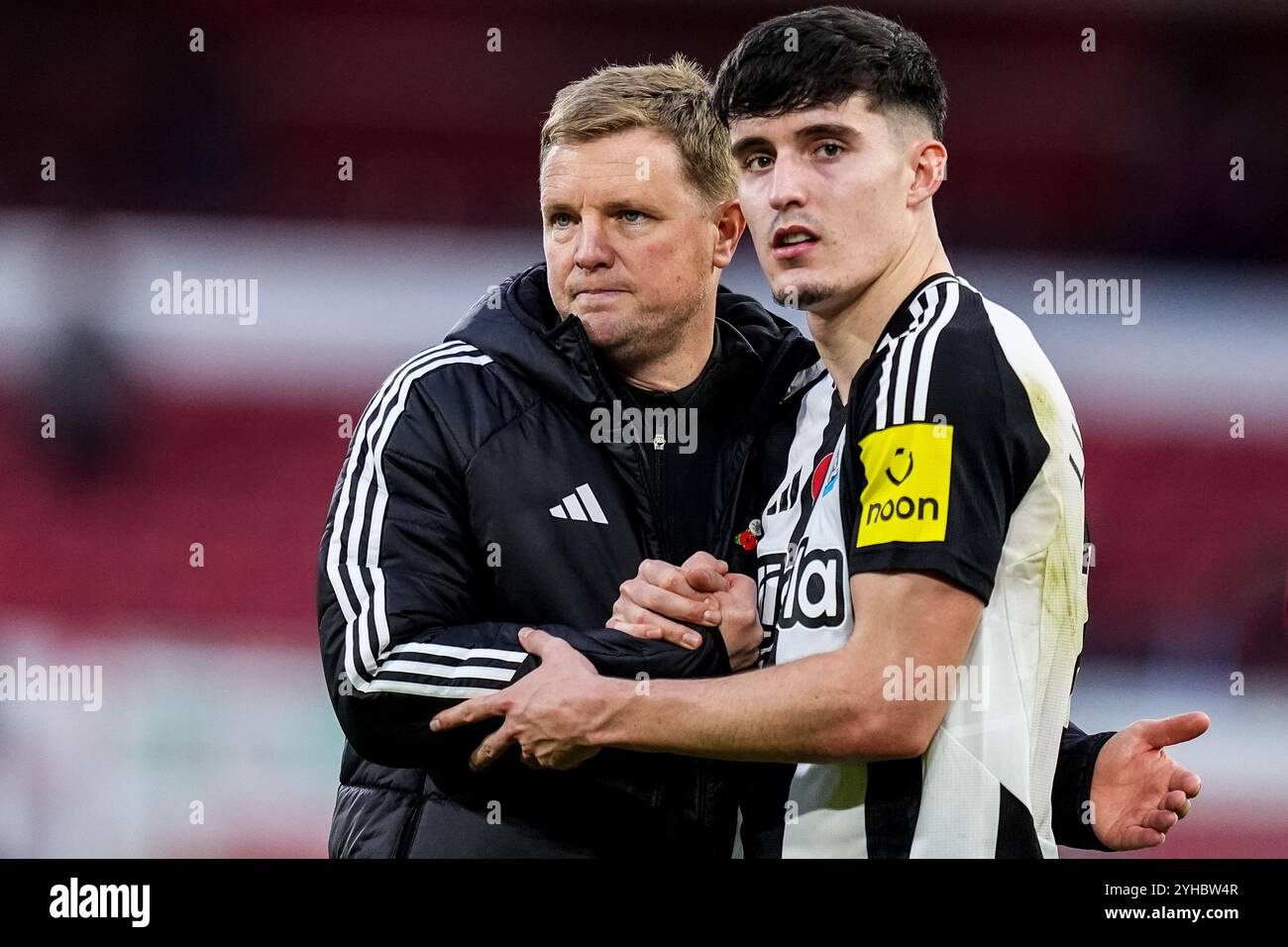 NOTTINGHAM, ENGLAND – 10. NOVEMBER: Eddie Howe und Tino Livramento vom Newcastle United FC schütteln sich die Hände nach dem Premier League-Spiel zwischen Nottingham Forest FC und Newcastle United FC am 10. November 2024 in Nottingham, England. (Foto: Rene Nijhuis/MB Media) Stockfoto