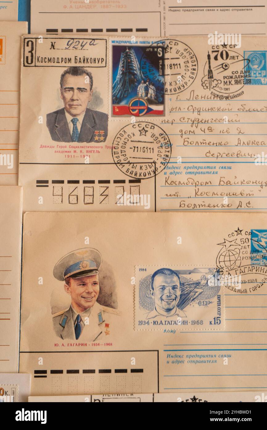 Briefmarke und Umschlag mit Kosmonaut Yuri Gagarin. UdSSR - ca. 1984 Stockfoto