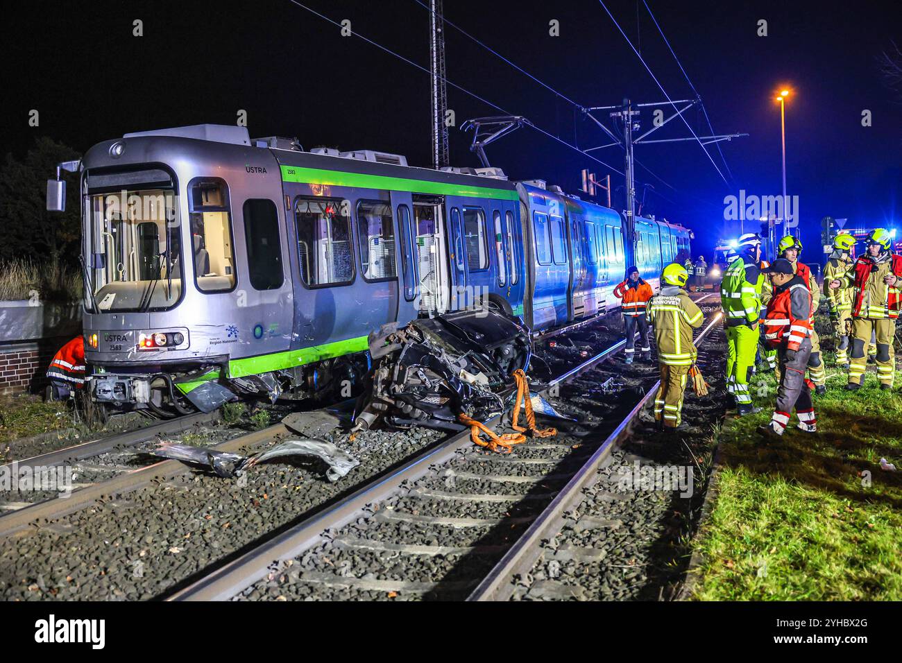 Rotlichtverstoß: CitroÃn C2 kollidient mit Stadtbahn TW 2500 - 45-jähriger Autofahrer schwer verletzt 2 Stadtbahnwaggons Typ TW 2500, Linie 10, Richtung Endpunkt Hannover-Ahlem, ein Abschleppunternehmen holt den totalzerstörten Wagen per Kran an der Unfallstelle ab Hannover Hannover Hannover Hannover Hannover-Davenstedt, Heisterberg Niedersachsen, Region Hannover Deutschland *** Rotlichtverstoß Citroën C2 kollidiert mit Stadtbahn TW 2500 45 Jahre alter Fahrer schwer verletzt 2 Stadtbahnwagen Typ TW 2500, Linie Ahlem Linie 10, Richtung Hannover, Linie 10 ein Abschleppunternehmen holt das völlig zerstörte Auto mit einem Kran am Tatort des ab Stockfoto