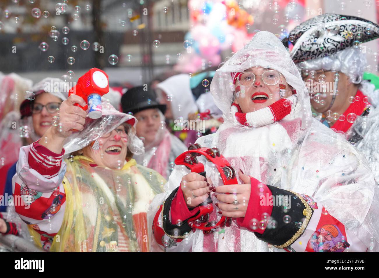 Koelner Karneval, Sessionseroeffnung 2024 am Heumarkt gut gelaunte verkleidete Jecken und Karnevalisten im Regen bei der regnerischen Sessionseroeffnung des Koelner Karneval 2024 auf dem Heumarkt in Köln am Elften im Elften im 2024 Elften, Köln, 11.11.2024 Köln Nordrhein-Westfalen Deutschland *** Kölner Karneval, Sitzungseröffnung 2024 im Heumarkt gut gelaunte Feiern und Karneval 11 2024 Stockfoto